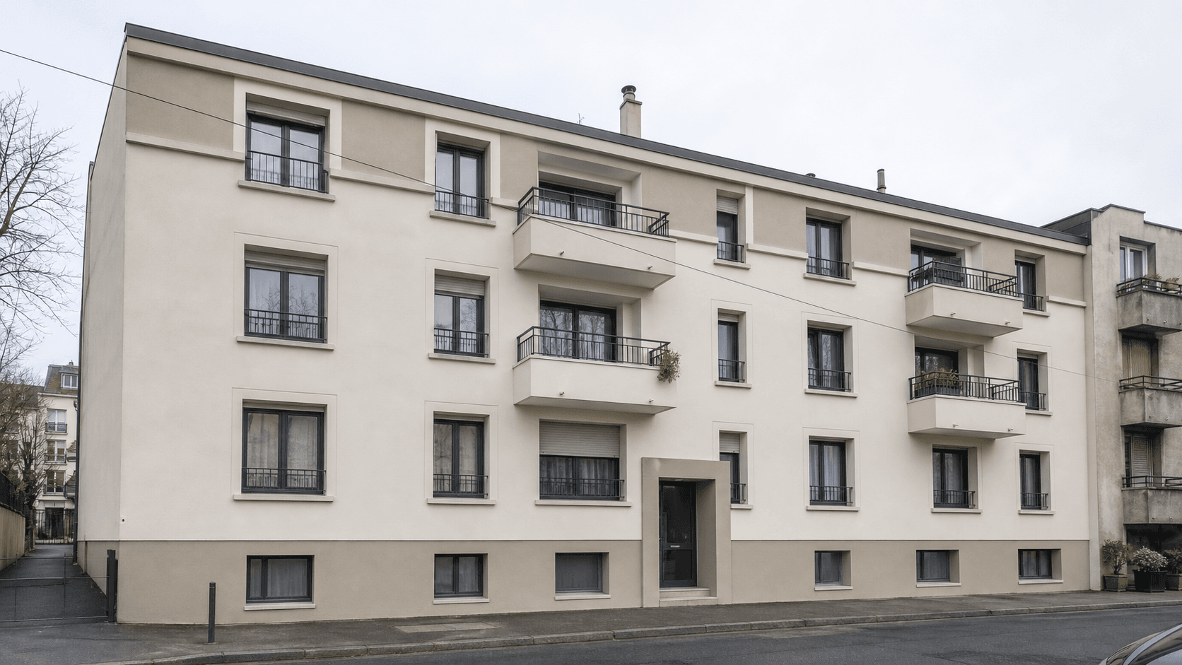 Immeuble collectif terminé après ravalement, enduit minéral clair et finitions aluminium propres